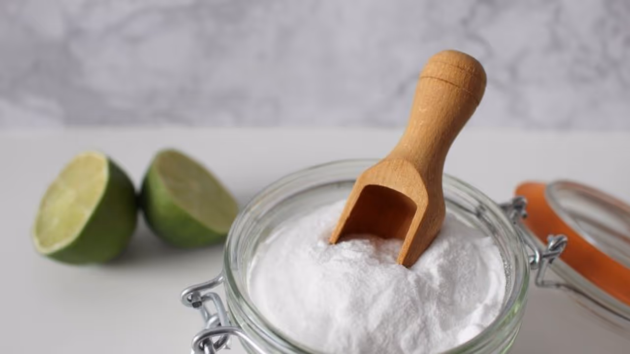 ബേക്കിംഗ് സോഡ ഉപയോഗിച്ച് കറകൾ മാത്രമല്ല, വീടും വൃത്തിയാക്കാൻ സാധിക്കും