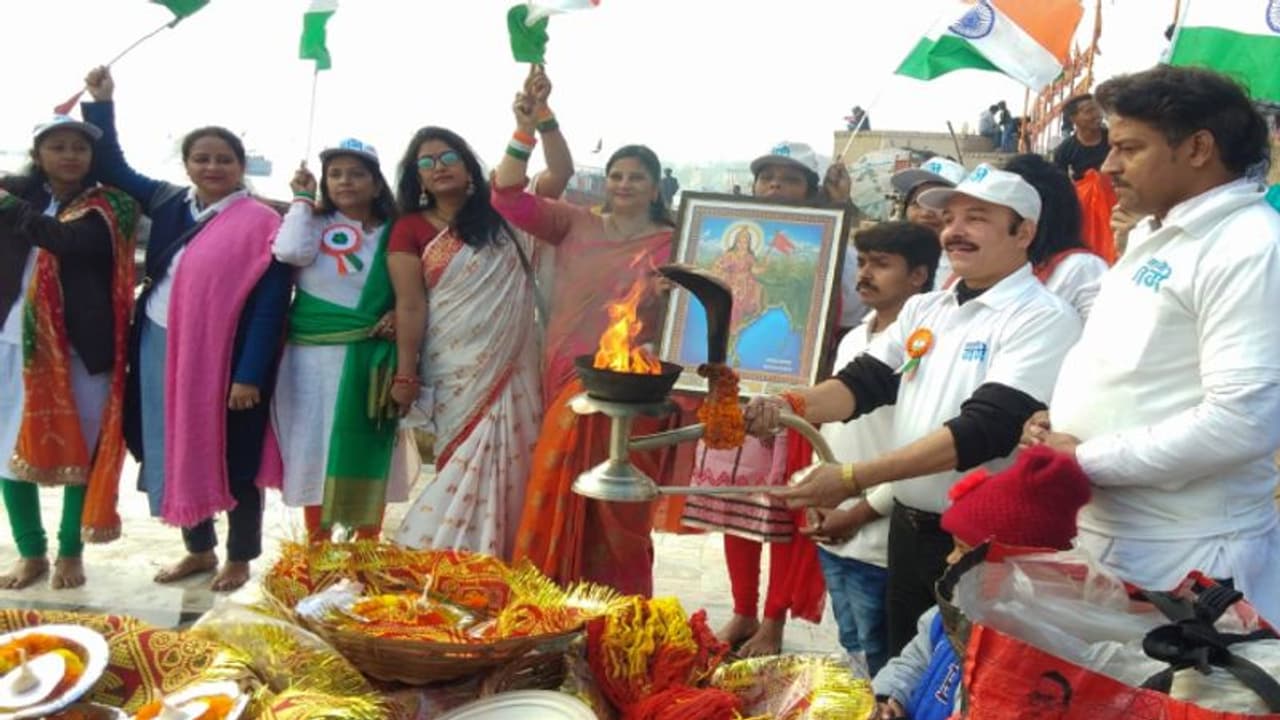 काशी का दशाश्वमेध घाट हुआ देशभक्ति में लीन, आत्मनिर्भर भारत की कामना के साथ हुआ ध्वजारोहण काशी का दशाश्वमेध घाट हुआ देशभक्ति में लीन, आत्मनिर्भर भारत की कामना के साथ हुआ ध्वजारोहण