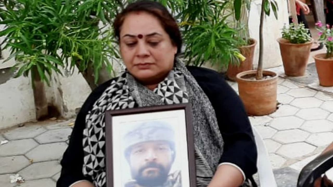 कश्मीर में शहीद हुए थे कर्नल आशुतोष शर्मा, पति की पसंदीदा साड़ी पहन वीरता मेडल लेने गईं थी पत्नी