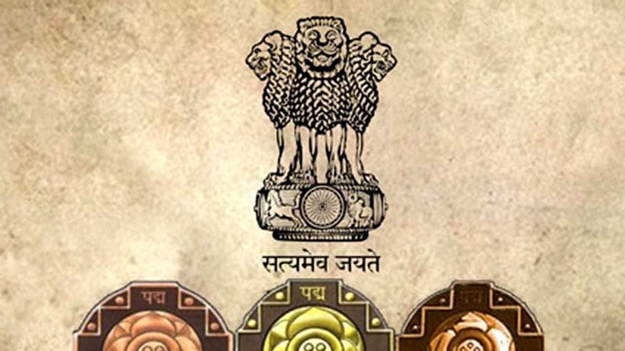 Padma Awards 2022: ನಿಸ್ವಾರ್ಥ ಸೇವಕರ ಗುರುತಿಸಿದ ಕೇಂದ್ರ: ಈ ಸಲವೂ ತೆರೆಮರೆ ಸಾಧಕರಿಗೆ ಪದ್ಮ ಗೌರವ! Padma Awards 2022: ನಿಸ್ವಾರ್ಥ ಸೇವಕರ ಗುರುತಿಸಿದ ಕೇಂದ್ರ: ಈ ಸಲವೂ ತೆರೆಮರೆ ಸಾಧಕರಿಗೆ ಪದ್ಮ ಗೌರವ!