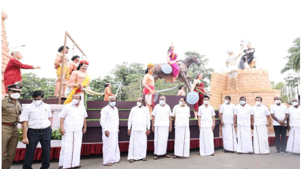 ദില്ലിയിലിറക്കാൻ അനുവദിക്കാത്ത ഫ്ലോട്ട്, ചെന്നൈയിലിറക്കി കയ്യടി നേടി സ്റ്റാലിൻ; തമിഴകത്താകെ പ്രദർശനം ദില്ലിയിലിറക്കാൻ അനുവദിക്കാത്ത ഫ്ലോട്ട്, ചെന്നൈയിലിറക്കി കയ്യടി നേടി സ്റ്റാലിൻ; തമിഴകത്താകെ പ്രദർശനം