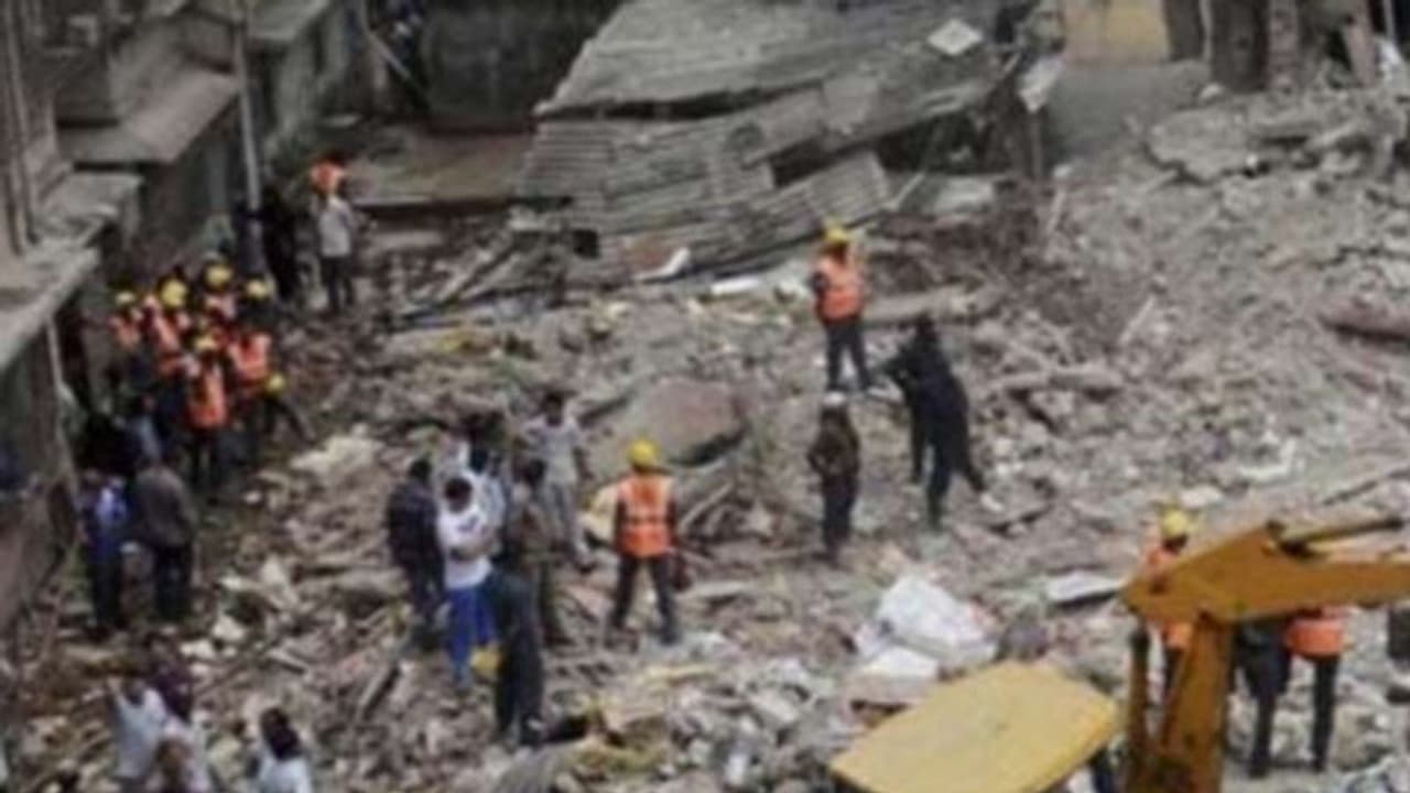 मुंबई के बांद्रा में बड़ा हादसा: 5 मंजिला इमारत भर भराकर गिरी, मलबे में कई लोगों के फंसे होने की आशंका