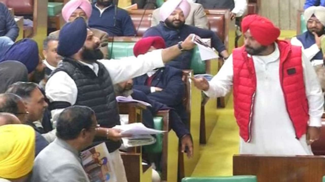 Inside Story: अमृतसर ईस्ट में सिद्धू Vs मजीठिया, जानें माझे के सरदार ने क्यों दी कांग्रेस के सरदार को चुनौती?