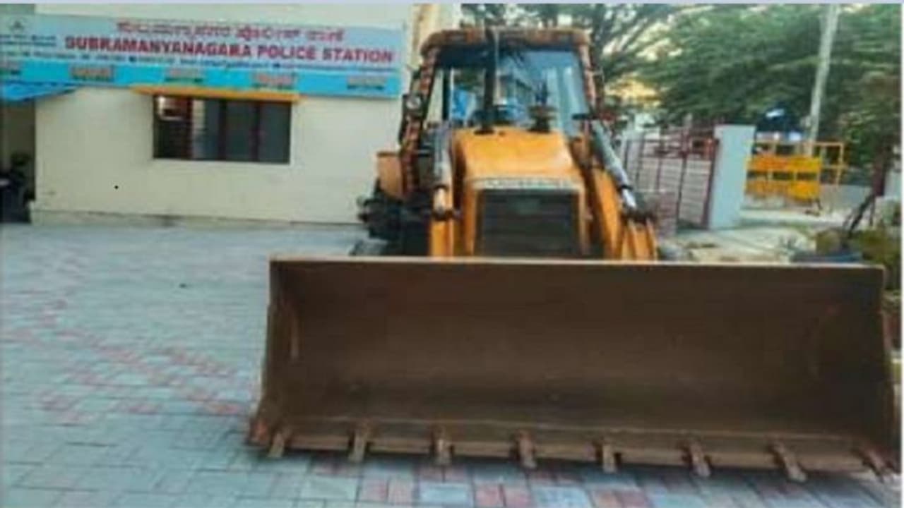 Crime News: ಬೆಂಗಳೂರಿನ ಜೆಸಿಬಿ ಕದ್ದು ಕಡೂರಲ್ಲಿ ಕೆಲಸ ಆರಂಭಿಸಿದ್ದ.. ಎಲ್ಲಾ ಎಣ್ಣೆ ಆಟ! Crime News: ಬೆಂಗಳೂರಿನ ಜೆಸಿಬಿ ಕದ್ದು ಕಡೂರಲ್ಲಿ ಕೆಲಸ ಆರಂಭಿಸಿದ್ದ.. ಎಲ್ಲಾ ಎಣ್ಣೆ ಆಟ!