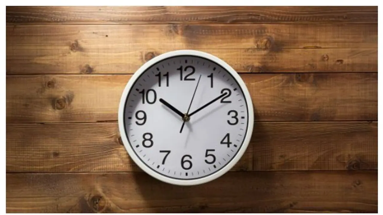 Vastu Tips: எந்த திசையில் கடிகாரத்தை மாட்டினாள் லட்சுமி தேவி வருகை தருவாள்...வாஸ்து சாஸ்திரம் சொல்வது என்ன...?