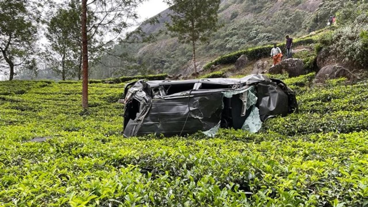 മൂന്നാറിൽ വാഹനം 150 അടി താഴ്ചയിലേക്ക് മറിഞ്ഞ് ഗുരുവായൂർ സ്വദേശിക്ക് ദാരുണാന്ത്യം മൂന്നാറിൽ വാഹനം 150 അടി താഴ്ചയിലേക്ക് മറിഞ്ഞ് ഗുരുവായൂർ സ്വദേശിക്ക് ദാരുണാന്ത്യം