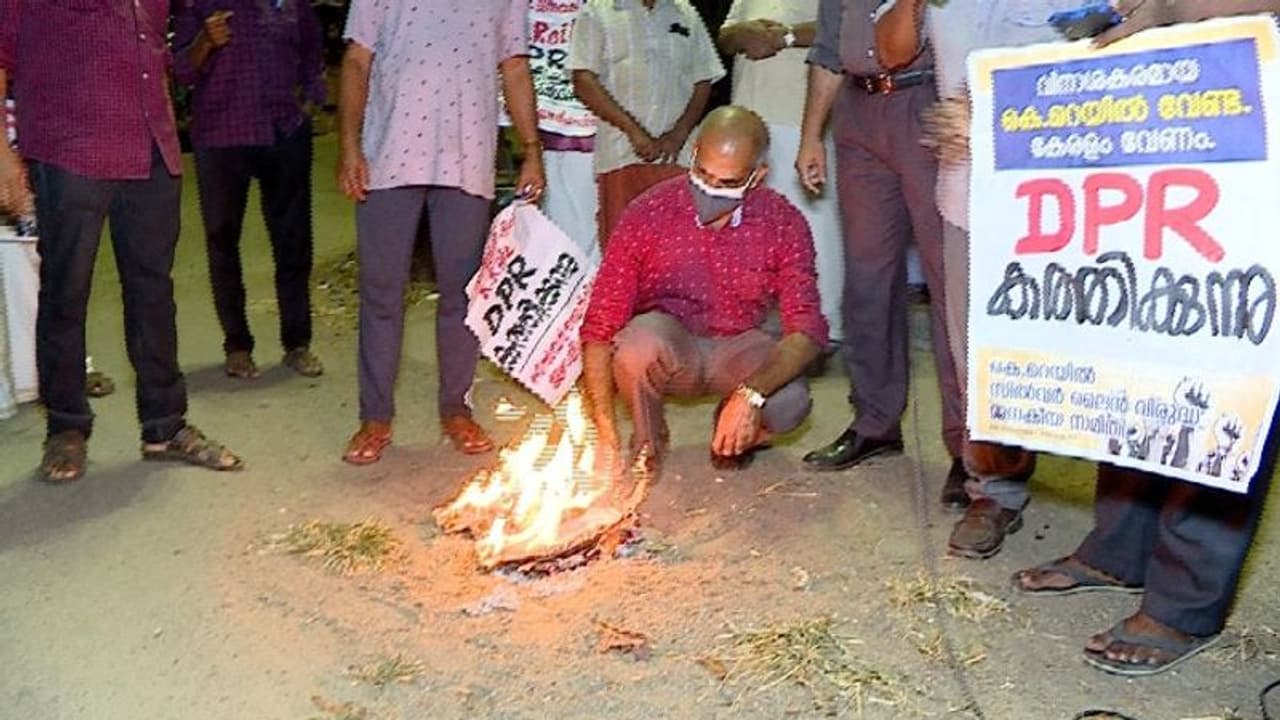 K Rail : സില്വര് ലൈനിനെതിരെ ഡിപിആര് കത്തിച്ച് കെ റെയില് വിരുദ്ധ ജനകീയ സമിതിയുടെ പ്രതിക്ഷേധം K Rail : സില്വര് ലൈനിനെതിരെ ഡിപിആര് കത്തിച്ച് കെ റെയില് വിരുദ്ധ ജനകീയ സമിതിയുടെ പ്രതിക്ഷേധം