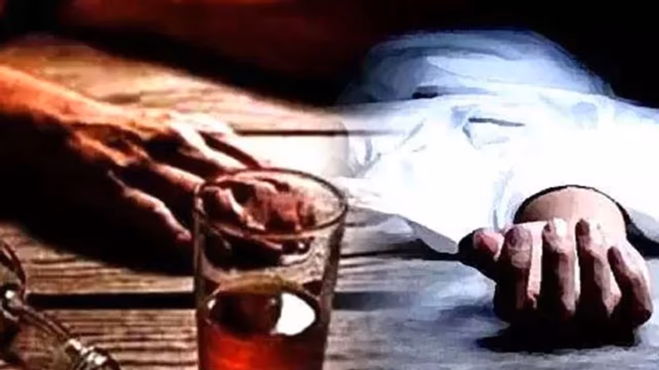 Spurious Liquor ಬಿಹಾರದಲ್ಲಿ ಹೋಳಿ ವೇಳೆ ಕಳ್ಳಬಟ್ಟಿಸೇವಿಸಿ 17 ಸಾವು! Spurious Liquor ಬಿಹಾರದಲ್ಲಿ ಹೋಳಿ ವೇಳೆ ಕಳ್ಳಬಟ್ಟಿಸೇವಿಸಿ 17 ಸಾವು!