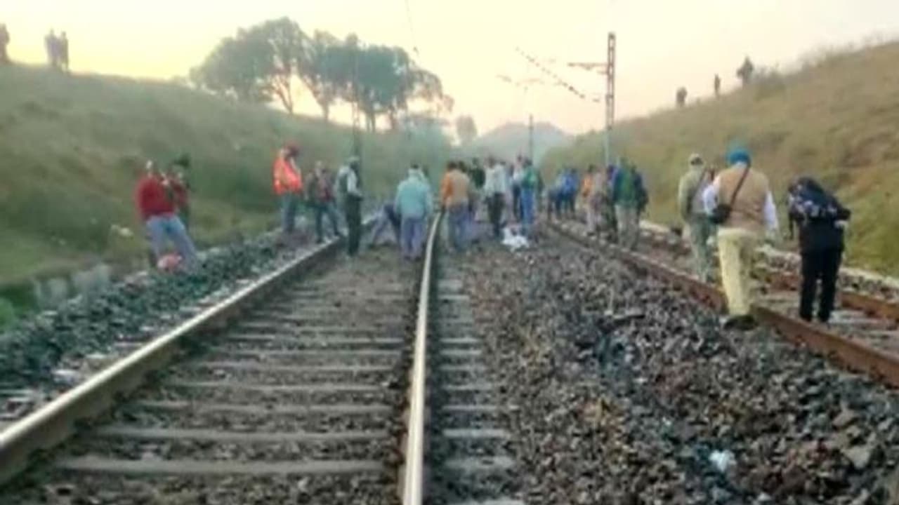 झारखंड: नक्सलियों ने उड़ाया रेलवे ट्रैक , विस्फोट के चलते राजधानी सहित कई ट्रेनों का रूट बदला गया झारखंड: नक्सलियों ने उड़ाया रेलवे ट्रैक , विस्फोट के चलते राजधानी सहित कई ट्रेनों का रूट बदला गया