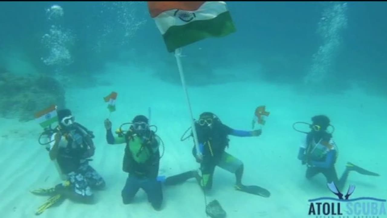 Republic Day 2022 : അറബി കടലിനടിയിലെ റിപ്പബ്ലിക് ദിനാഘോഷം; വൈറലായി ലക്ഷദ്വീപിലെ യുവാക്കളുടെ ആഘോഷം Republic Day 2022 : അറബി കടലിനടിയിലെ റിപ്പബ്ലിക് ദിനാഘോഷം; വൈറലായി ലക്ഷദ്വീപിലെ യുവാക്കളുടെ ആഘോഷം