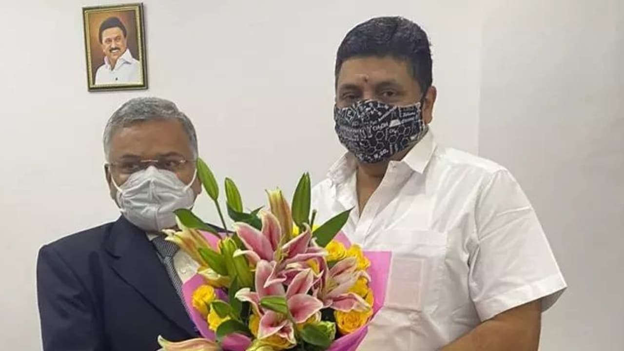 தமிழ்த்தாய் வாழ்த்து அவமதிப்பு..வங்கிஅதிகாரிகள் மீது புகார்..வருத்தம் தெரிவித்த ஆர்.பி.ஐ. தமிழ்த்தாய் வாழ்த்து அவமதிப்பு..வங்கிஅதிகாரிகள் மீது புகார்..வருத்தம் தெரிவித்த ஆர்.பி.ஐ.