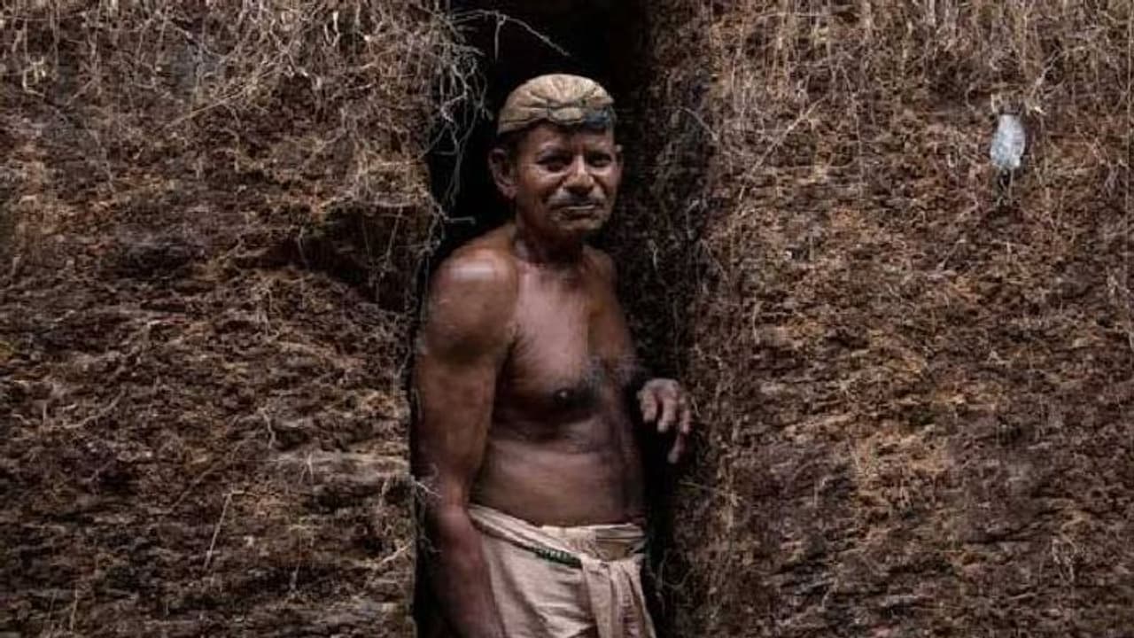 Tunnel man : പത്മപുരസ്കാരം നേടിയ കർഷകൻ, തരിശുനിലത്തെ തുരങ്കം കുഴിച്ച് വെള്ളം കണ്ടെത്തി പച്ചപിടിപ്പിച്ച മനുഷ്യൻ Tunnel man : പത്മപുരസ്കാരം നേടിയ കർഷകൻ, തരിശുനിലത്തെ തുരങ്കം കുഴിച്ച് വെള്ളം കണ്ടെത്തി പച്ചപിടിപ്പിച്ച മനുഷ്യൻ