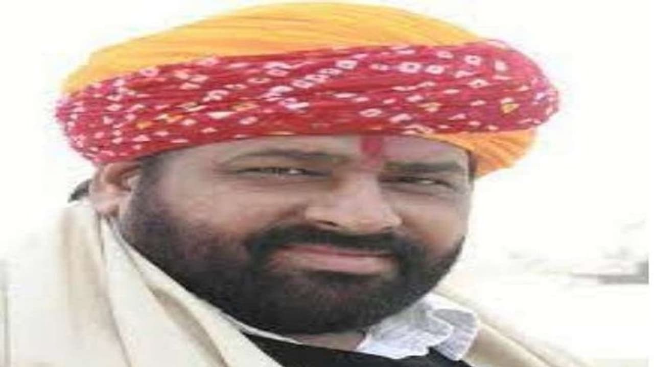 अमरोहा में सपा नेता मुखिया गुर्जर बोले 'बीजेपी विधायक के घर डकैती डालूंगा, पुलिस प्रशासन की ऐसी की तैसी' अमरोहा में सपा नेता मुखिया गुर्जर बोले 'बीजेपी विधायक के घर डकैती डालूंगा, पुलिस प्रशासन की ऐसी की तैसी'