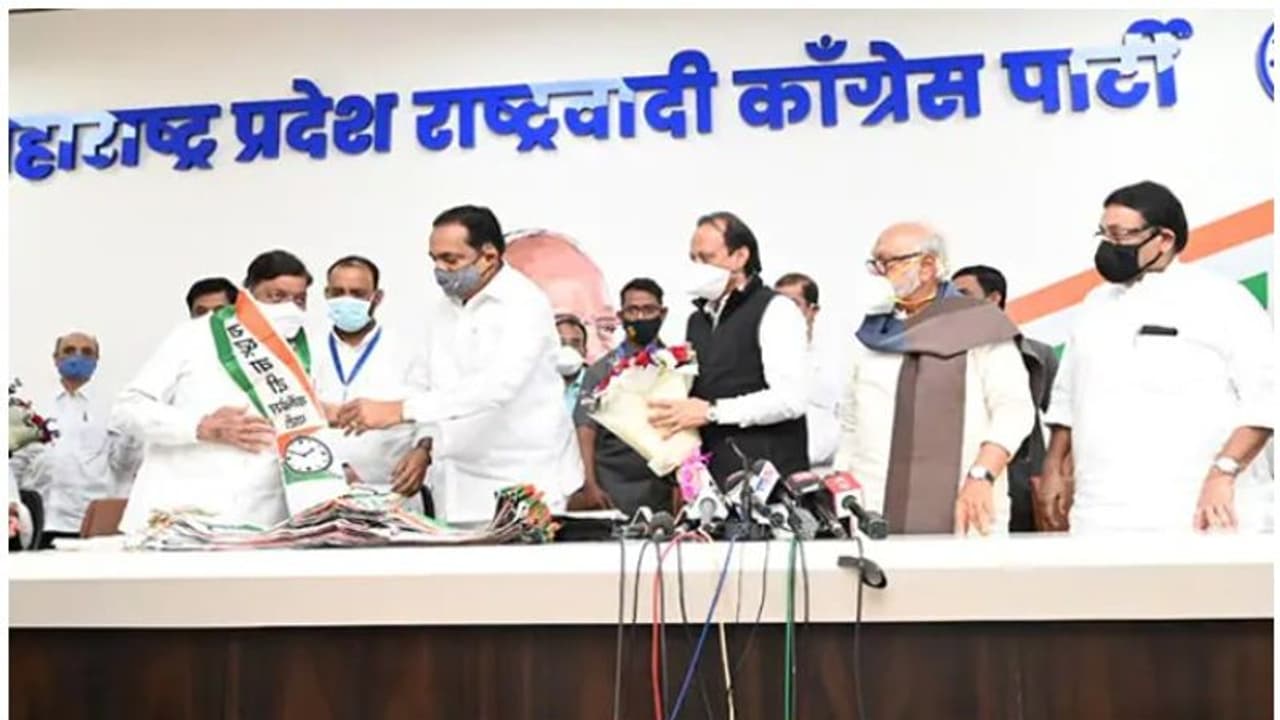 congress : മഹാരാഷ്ട്രയില് മേയറടക്കം 28 കൗണ്സിലര്മാര് എന്സിപിയില്; ഞെട്ടി കോണ്ഗ്രസ് congress : മഹാരാഷ്ട്രയില് മേയറടക്കം 28 കൗണ്സിലര്മാര് എന്സിപിയില്; ഞെട്ടി കോണ്ഗ്രസ്