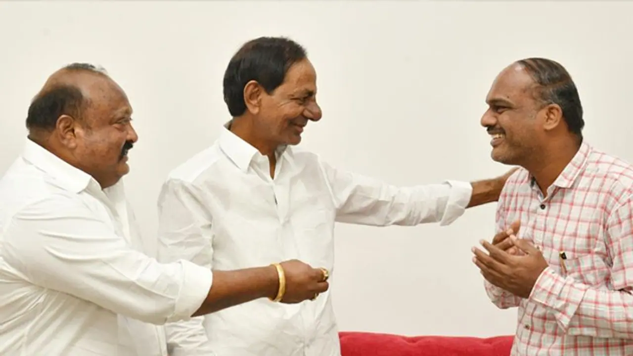 ‘‘ చాలా బాగా రాస్తున్నావ్, కీప్ రైటింగ్ ’’.. ఇగురం రచయితను గుర్తుపట్టి ప్రశంసించిన కేసీఆర్ ‘‘ చాలా బాగా రాస్తున్నావ్, కీప్ రైటింగ్ ’’.. ఇగురం రచయితను గుర్తుపట్టి ప్రశంసించిన కేసీఆర్