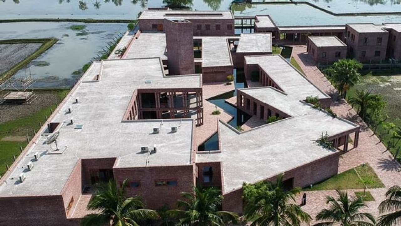 অবাক করা স্থাপত্য বাংলাদেশের গ্রামে, বৃষ্টির জল ধরে রেখে সেরার খেতাব ফ্রেন্ডশিপ হাসপাতালের অবাক করা স্থাপত্য বাংলাদেশের গ্রামে, বৃষ্টির জল ধরে রেখে সেরার খেতাব ফ্রেন্ডশিপ হাসপাতালের