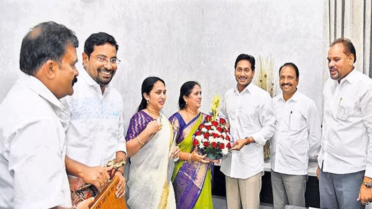 వైసీపీలో చేరిన టీడీపీ మాజీ నేత శోభా హైమావతి.. సీఎం సంక్షేమ పథకాలు నచ్చే చేరానంటూ... వైసీపీలో చేరిన టీడీపీ మాజీ నేత శోభా హైమావతి.. సీఎం సంక్షేమ పథకాలు నచ్చే చేరానంటూ...