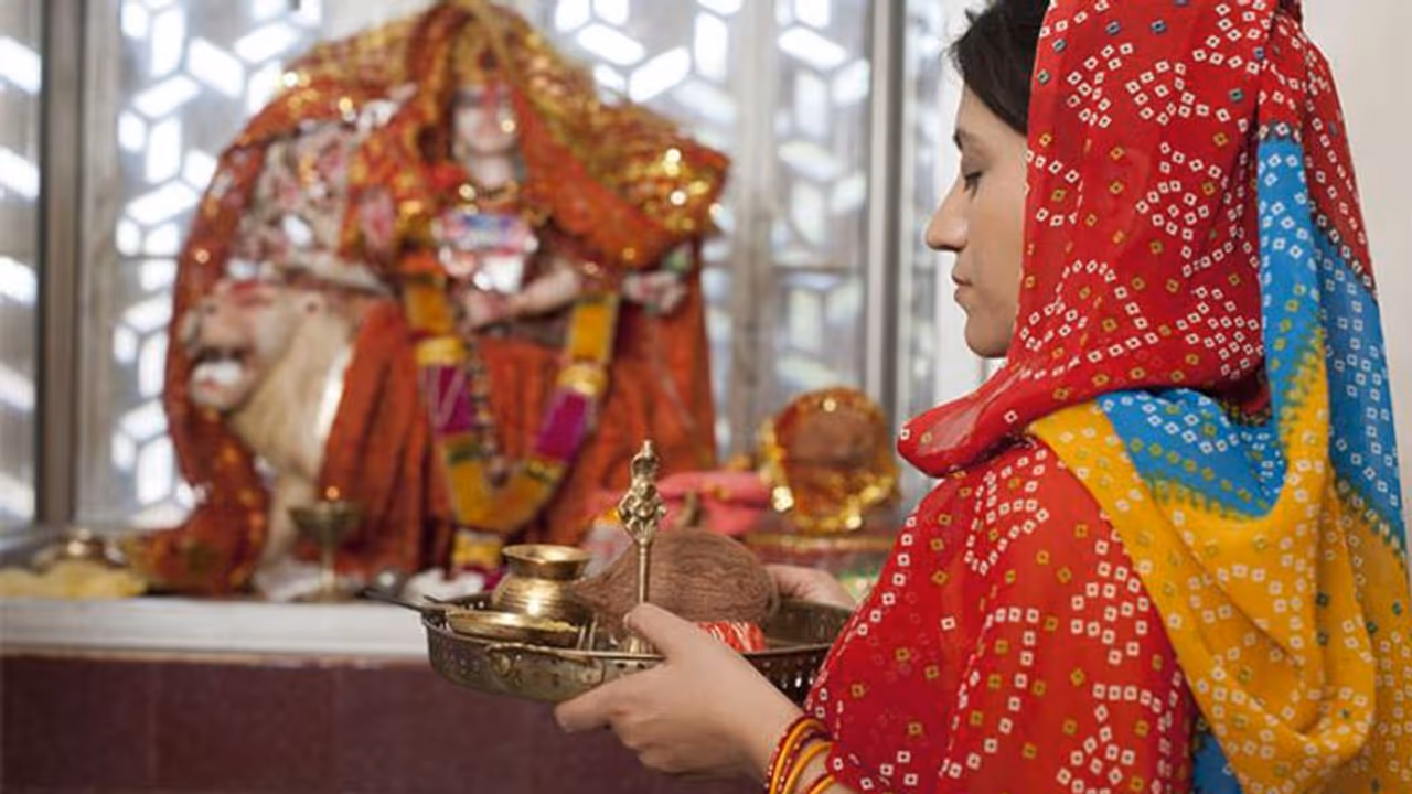 পুজোর সময় মাথা ঢেকে রাখতে হয়, হিন্দু শাস্ত্রে কেমন এমন নিয়ম রয়েছে জানেনিন পুজোর সময় মাথা ঢেকে রাখতে হয়, হিন্দু শাস্ত্রে কেমন এমন নিয়ম রয়েছে জানেনিন