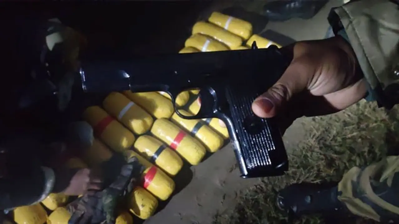 डेरा बाबा नानक बॉर्डर पर बीएसएफ और नशा तस्करों में फायरिंग, 45 किलो हेरोइन और पिस्तौलें मिलीं डेरा बाबा नानक बॉर्डर पर बीएसएफ और नशा तस्करों में फायरिंग, 45 किलो हेरोइन और पिस्तौलें मिलीं