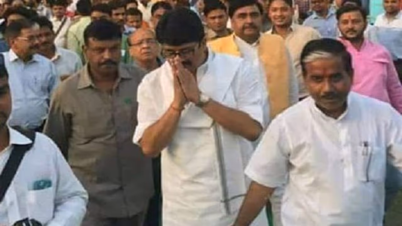 Special Story: आज भी अजेय हैं रघुराज प्रताप सिंह 'राजा भैया', पिता की मर्जी के खिलाफ राजनीति में रखा था कदम Special Story: आज भी अजेय हैं रघुराज प्रताप सिंह 'राजा भैया', पिता की मर्जी के खिलाफ राजनीति में रखा था कदम