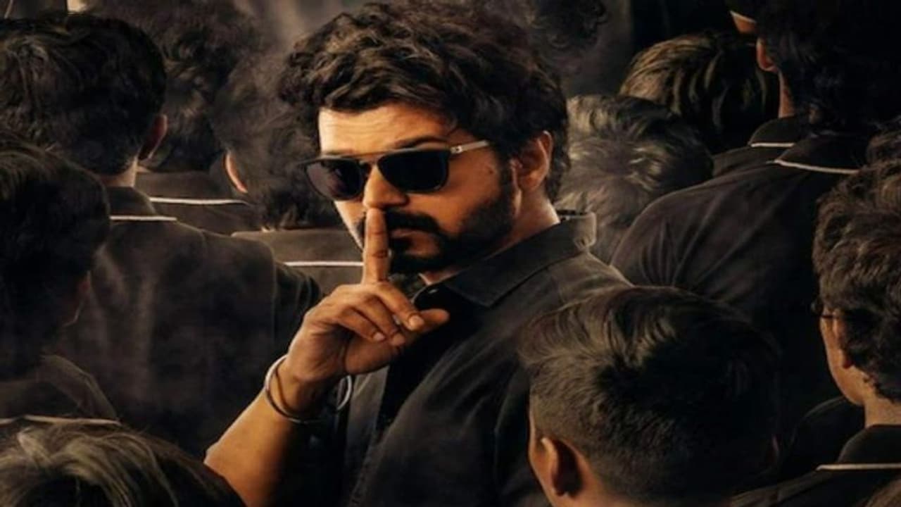 Vijay : వద్దంటూనే పాలిటిక్స్ వైపు చూస్తోన్న విజయ్..? ఎలక్షన్స్ లో పోటీకి గ్రీన్ సిగ్నల్..? Vijay : వద్దంటూనే పాలిటిక్స్ వైపు చూస్తోన్న విజయ్..? ఎలక్షన్స్ లో పోటీకి గ్రీన్ సిగ్నల్..?