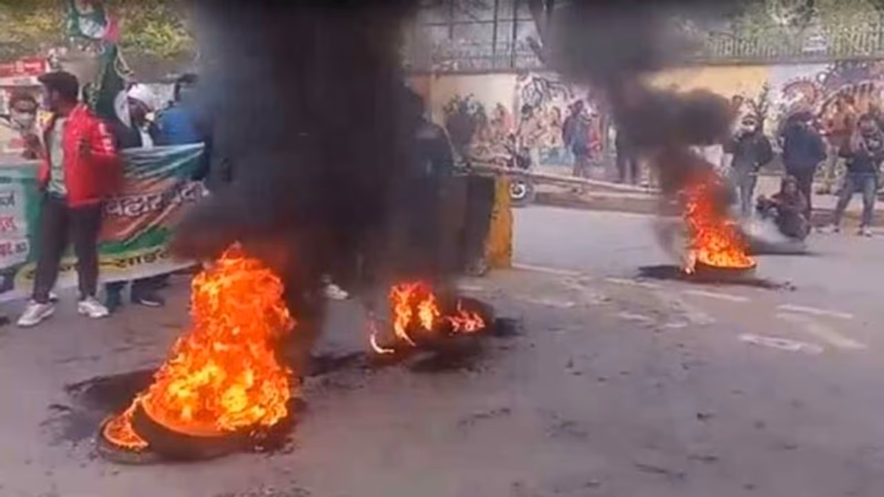 Bihar bandh: బీహార్ బంద్.. రోడ్లు దిగ్భందించి.. టైర్లకు నిప్పు పెట్టి విద్యార్థుల భారీ ఆందోళనలు Bihar bandh: బీహార్ బంద్.. రోడ్లు దిగ్భందించి.. టైర్లకు నిప్పు పెట్టి విద్యార్థుల భారీ ఆందోళనలు