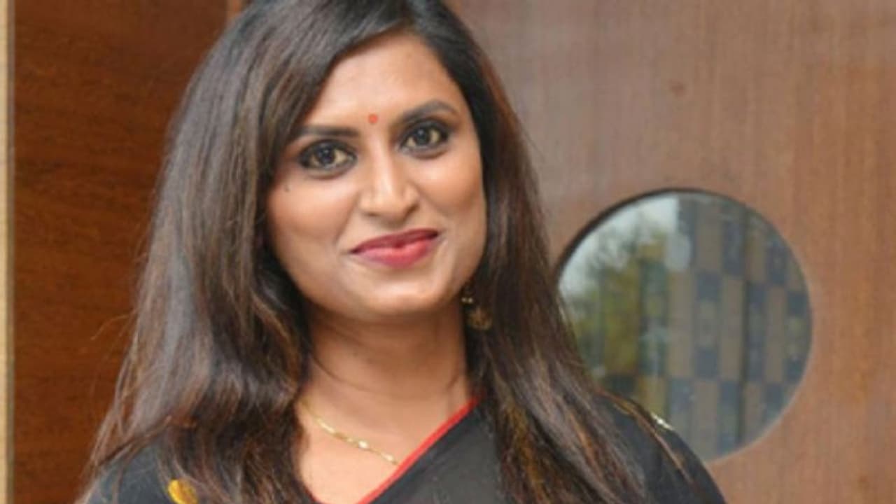 Singer Kousalya : కరోనాతో మంచానపడ్డ స్టార్ సింగర్.. పైకిలేచే ఓపిక లేదంటున్న కౌసల్య. Singer Kousalya : కరోనాతో మంచానపడ్డ స్టార్ సింగర్.. పైకిలేచే ఓపిక లేదంటున్న కౌసల్య.