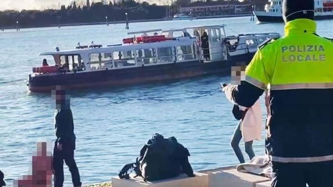 യുദ്ധസ്‍മാരകത്തിൽ ടോപ്പില്ലാതെ ഫോട്ടോയ്ക്ക് പോസ് ചെയ്‍തു, യുവതിക്ക് 48 മണിക്കൂർ വിലക്ക്