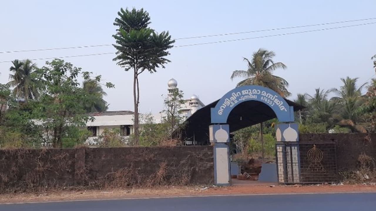 Tomb : ദേശീയ പാതയ്ക്കായി വെട്ടിച്ചിറയില് മാറ്റുന്നത് നൂറ്റാണ്ടുകളോളം പഴക്കമുള്ള 700 ഖബറുകള് Tomb : ദേശീയ പാതയ്ക്കായി വെട്ടിച്ചിറയില് മാറ്റുന്നത് നൂറ്റാണ്ടുകളോളം പഴക്കമുള്ള 700 ഖബറുകള്