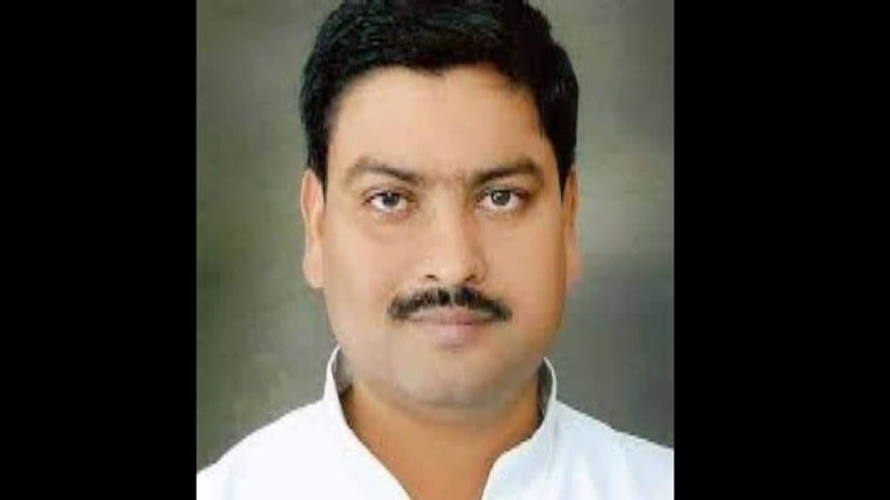 Inside Story: अयोध्या सदर सीट से SP ने लगाया तेजनारायण पर दांव, BJP को मात देने के लिए जानिए क्या है प्लान Inside Story: अयोध्या सदर सीट से SP ने लगाया तेजनारायण पर दांव, BJP को मात देने के लिए जानिए क्या है प्लान