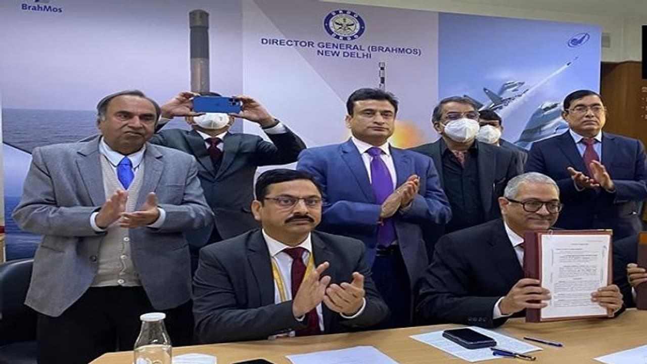 चीन की दादागीरी कम करने फिेलीपींस ने किया भारत से ब्रह्मोस एंटी शिप मिसाइलें खरीदने कॉन्ट्रैक्ट साइन चीन की दादागीरी कम करने फिेलीपींस ने किया भारत से ब्रह्मोस एंटी शिप मिसाइलें खरीदने कॉन्ट्रैक्ट साइन