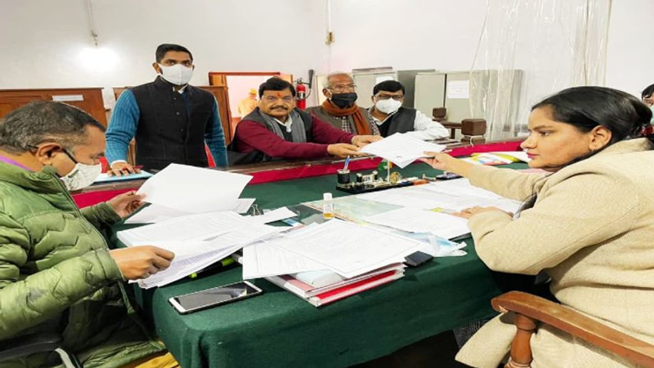 प्रसपा मुखिया शिवपाल सिंह यादव ने जसवंतनगर सीट से किया नामांकन, बोले यूपी में समाजवाद लौट रहा है प्रसपा मुखिया शिवपाल सिंह यादव ने जसवंतनगर सीट से किया नामांकन, बोले यूपी में समाजवाद लौट रहा है