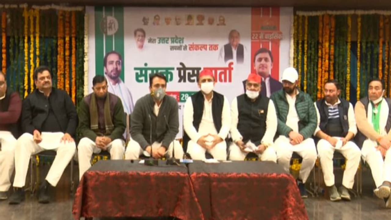 मुजफ्फरनगर में बोले अखिलेश लाल टोपी के साथ जेब में लेकर चलता हूं लाल पोटली, BJP अब तो पढ़ ले अपना संकल्प पत्र