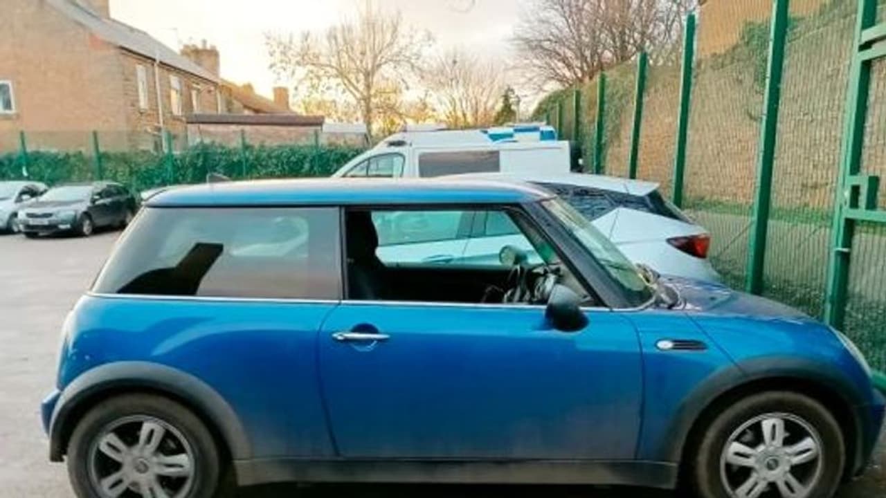 Viral News: ৭০ বছর ধরে বিনা লাইসেন্সেই গাড়ি চালাচ্ছেন, ধরা পড়তেই চোখ কপালে ব্রিটিশ পুলিশের Viral News: ৭০ বছর ধরে বিনা লাইসেন্সেই গাড়ি চালাচ্ছেন, ধরা পড়তেই চোখ কপালে ব্রিটিশ পুলিশের