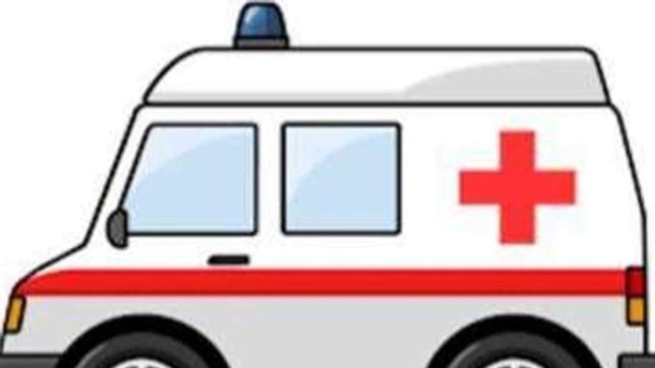 പാമ്പുകടിയേറ്റ കുഞ്ഞുമായി ആംബുലൻസ്, വഴിയൊരുക്കാൻ കൈകോർത്ത് പൊലീസും സന്നദ്ധപ്രവർത്തകരും