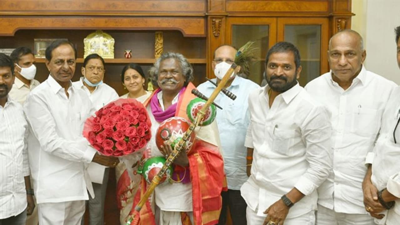 పద్మశ్రీ దర్శనం మొగిలయ్యకు కేసీఆర్ భారీ నజరానా.. ఇల్లు, ఖర్చుల కోసం రూ.కోటి రివార్డ్ పద్మశ్రీ దర్శనం మొగిలయ్యకు కేసీఆర్ భారీ నజరానా.. ఇల్లు, ఖర్చుల కోసం రూ.కోటి రివార్డ్