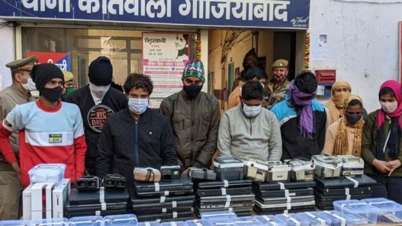 बीएससी पास अंकित चला रहा था फर्जी आधार कार्ड सेंटर, पुलिस ने 8 लोगों को दबोचा बीएससी पास अंकित चला रहा था फर्जी आधार कार्ड सेंटर, पुलिस ने 8 लोगों को दबोचा