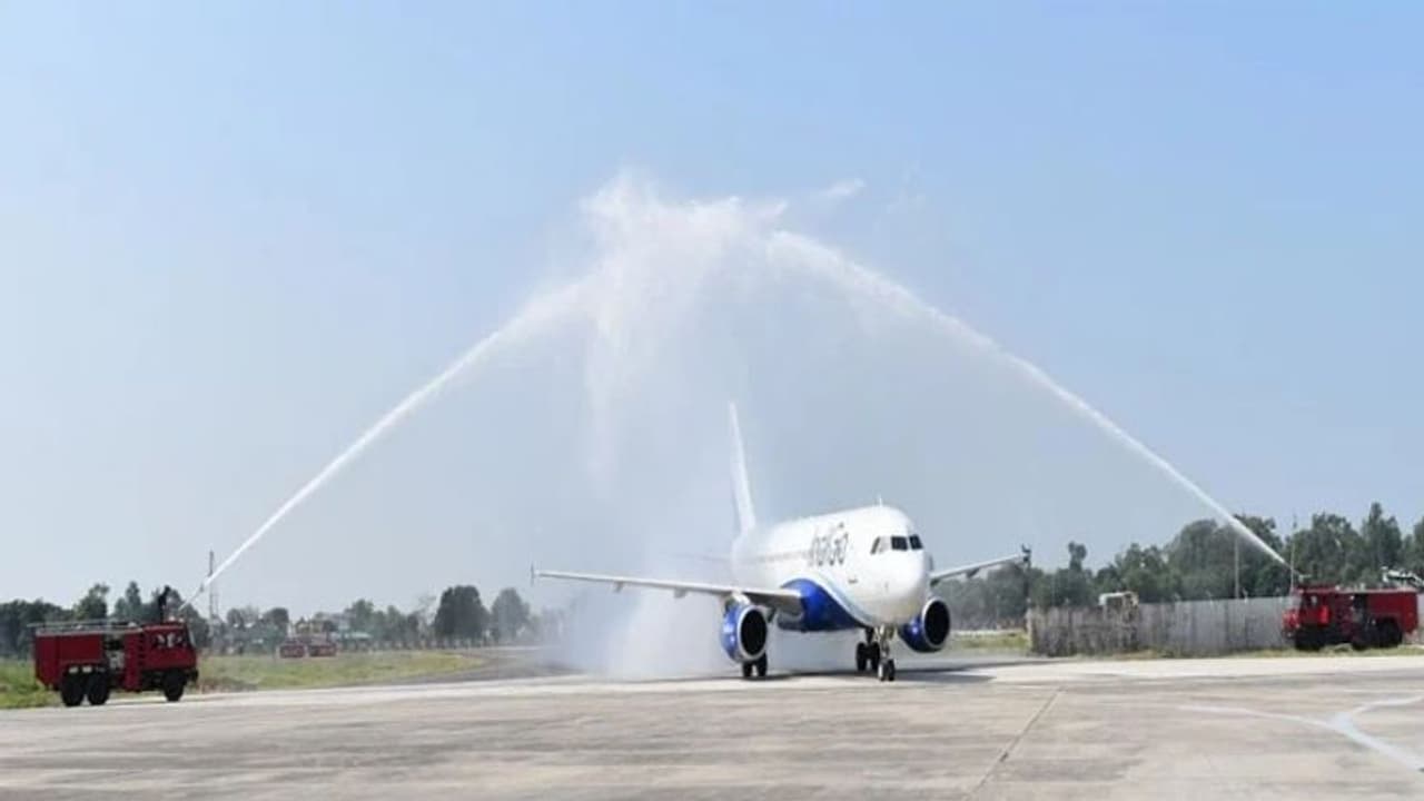 एक दशक के इंतजार के बाद जम्मू एयरपोर्ट का 8000 फीट लंबा रनवे चालू, IAF ने दी वाटर कैनन से सलामी एक दशक के इंतजार के बाद जम्मू एयरपोर्ट का 8000 फीट लंबा रनवे चालू, IAF ने दी वाटर कैनन से सलामी