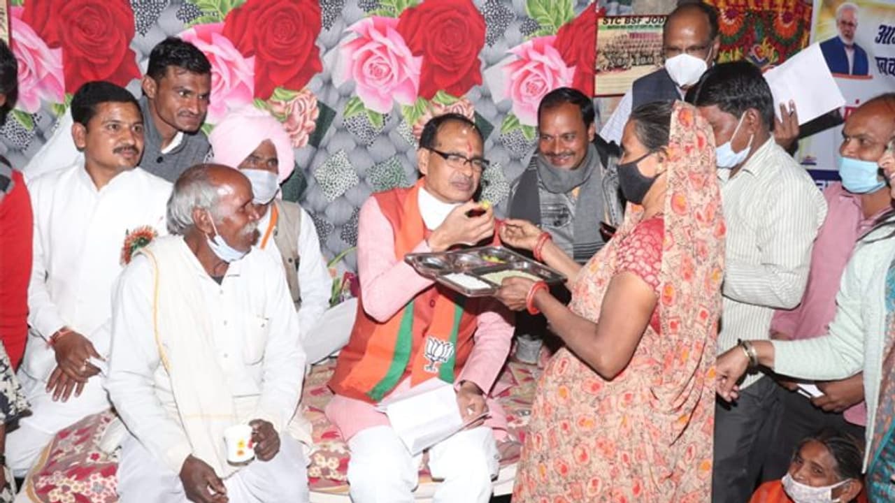 CM शिवराज का गजब अंदाज: शबरी की तरह आदिवासी महिला के हाथ से खाए बेर, कहा मामी के लिए भी दे दो..देखिए वीडियो