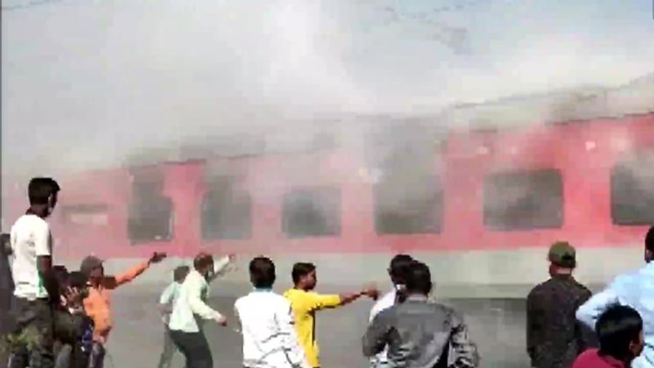 Puri Express fire accident: పూరి ఎక్స్‌ప్రెస్‌లో మంట‌లు !