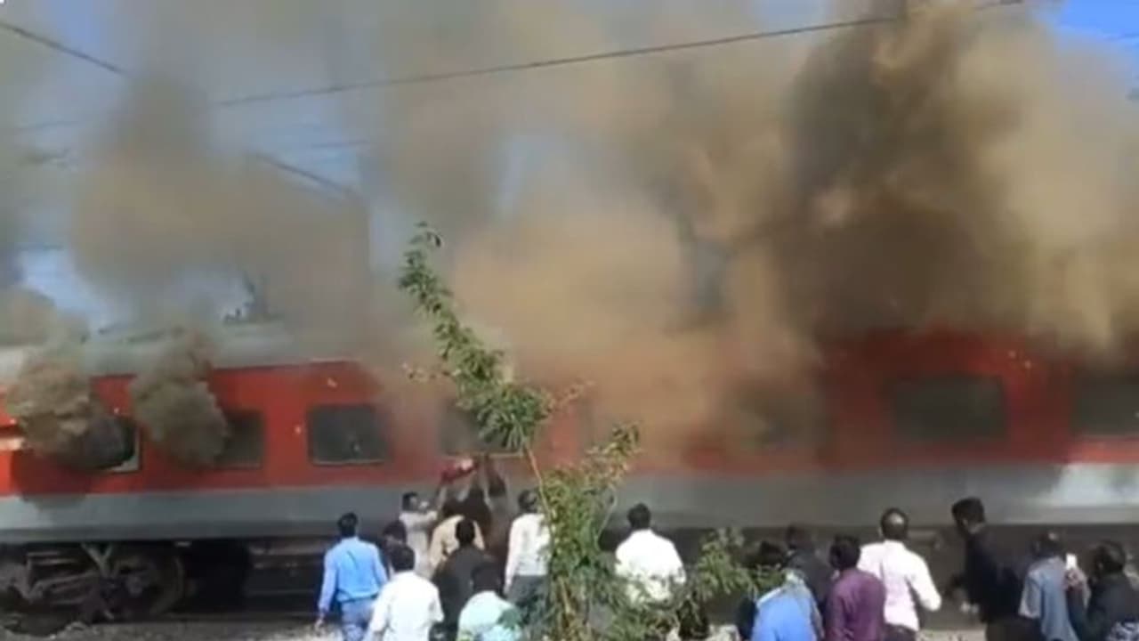 महाराष्ट्र के नंदुरबार स्टेशन पर गांधीधाम पुरी एक्सप्रेस ट्रेन में लगी भीषण आग, मची चीख पुकार, देखिए Video महाराष्ट्र के नंदुरबार स्टेशन पर गांधीधाम पुरी एक्सप्रेस ट्रेन में लगी भीषण आग, मची चीख पुकार, देखिए Video