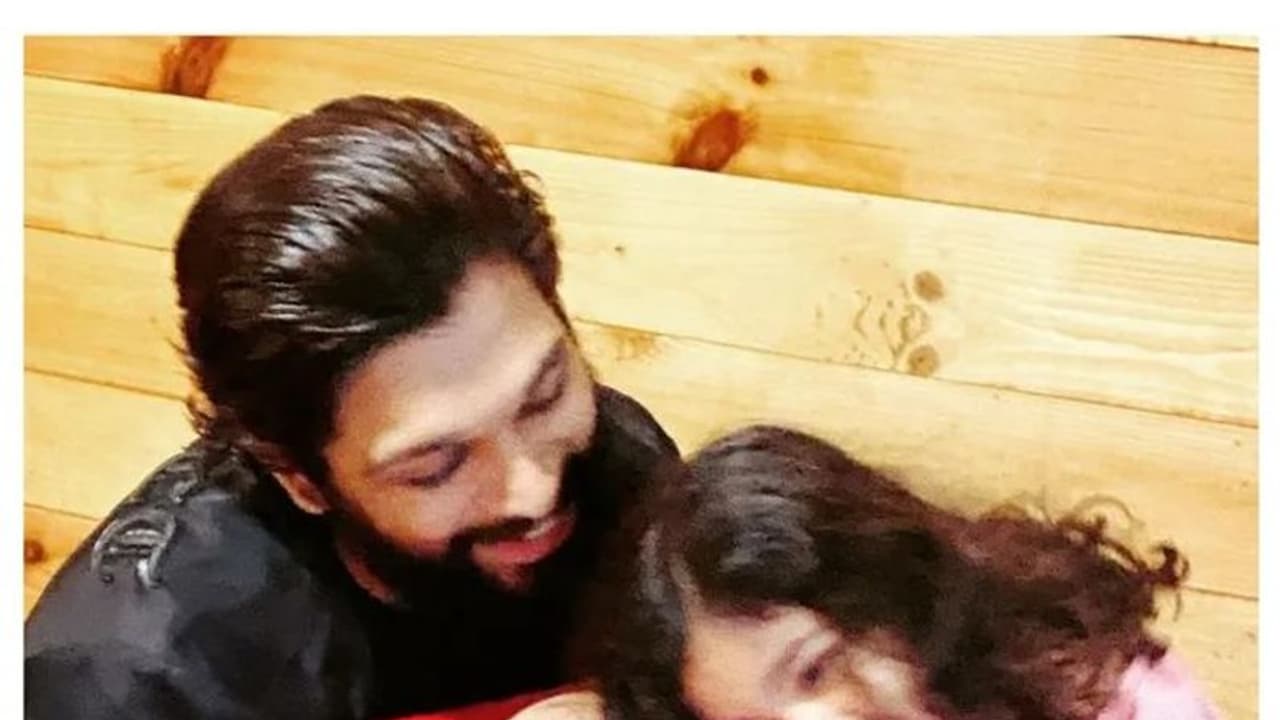 Allu Arha : అల్లు అర్జున్ ను సర్ ప్రైజ్ చేసిన ‘అల్లు అర్హా’.. పట్టలేని ఆనందంలో ఐకాన్ స్టార్.. Allu Arha : అల్లు అర్జున్ ను సర్ ప్రైజ్ చేసిన ‘అల్లు అర్హా’.. పట్టలేని ఆనందంలో ఐకాన్ స్టార్..