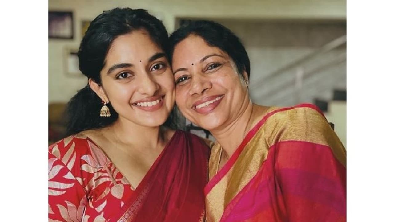 Nivetha Thomas : తన తల్లిని ఎత్తుకున్న హీరోయిన్ ‘నివేదా థామస్’.. నీ ప్రేమ బరువును మోస్తానమ్మ అంటూ.. Nivetha Thomas : తన తల్లిని ఎత్తుకున్న హీరోయిన్ ‘నివేదా థామస్’.. నీ ప్రేమ బరువును మోస్తానమ్మ అంటూ..