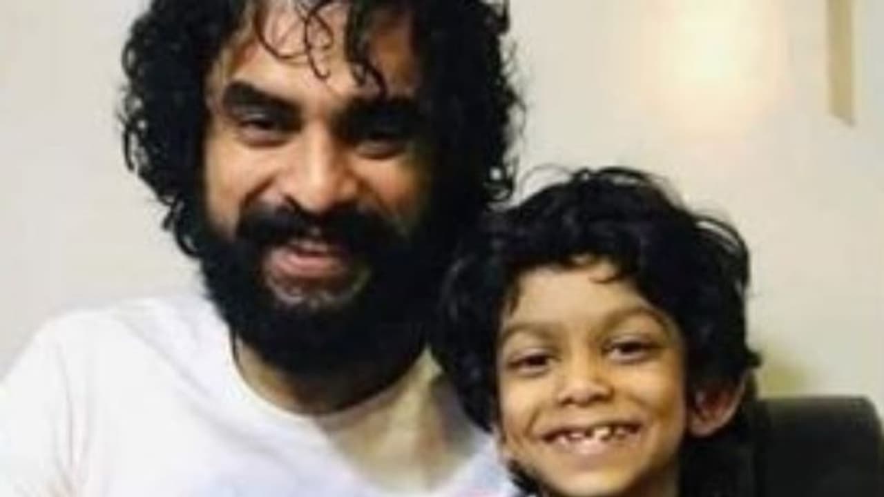 Minnal Murali : 'മിന്നല് മുരളി'ക്ക് ശേഷം ബോളിവുഡില്, 'കുഞ്ഞു ജെയ്സണ്' മനോജ് ബാജ്പേയ്ക്കൊപ്പം Minnal Murali : 'മിന്നല് മുരളി'ക്ക് ശേഷം ബോളിവുഡില്, 'കുഞ്ഞു ജെയ്സണ്' മനോജ് ബാജ്പേയ്ക്കൊപ്പം