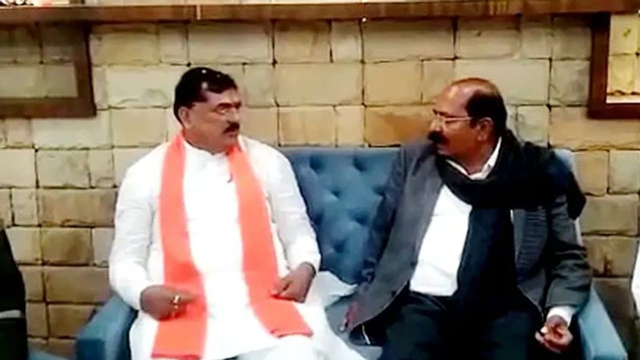 MP में एक किसान टमाटर बेच बना करोड़पति, कृषि मंत्री खुद उसका इंटरव्यू लेने पहुंचे घर, बताया कैसे बना मालामाल MP में एक किसान टमाटर बेच बना करोड़पति, कृषि मंत्री खुद उसका इंटरव्यू लेने पहुंचे घर, बताया कैसे बना मालामाल