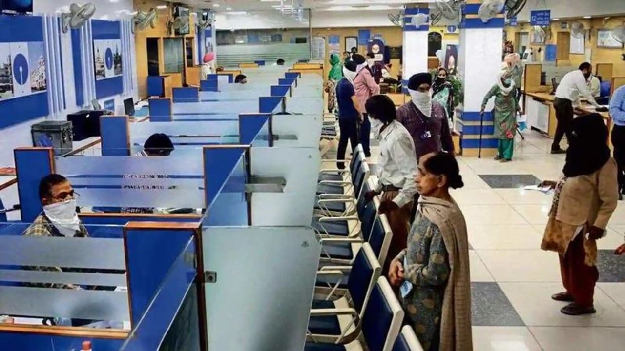 அனைத்து வங்கிகளுக்கும் 12 நாட்கள் விடுமுறை.. அறிவித்தது மத்திய வங்கி.. அனைத்து வங்கிகளுக்கும் 12 நாட்கள் விடுமுறை.. அறிவித்தது மத்திய வங்கி..