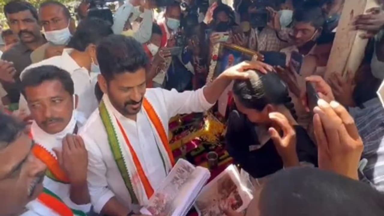 Telangana: టీపీసీసీ చీఫ్ రేవంత్ రెడ్డి హౌస్ అరెస్ట్ Telangana: టీపీసీసీ చీఫ్ రేవంత్ రెడ్డి హౌస్ అరెస్ట్