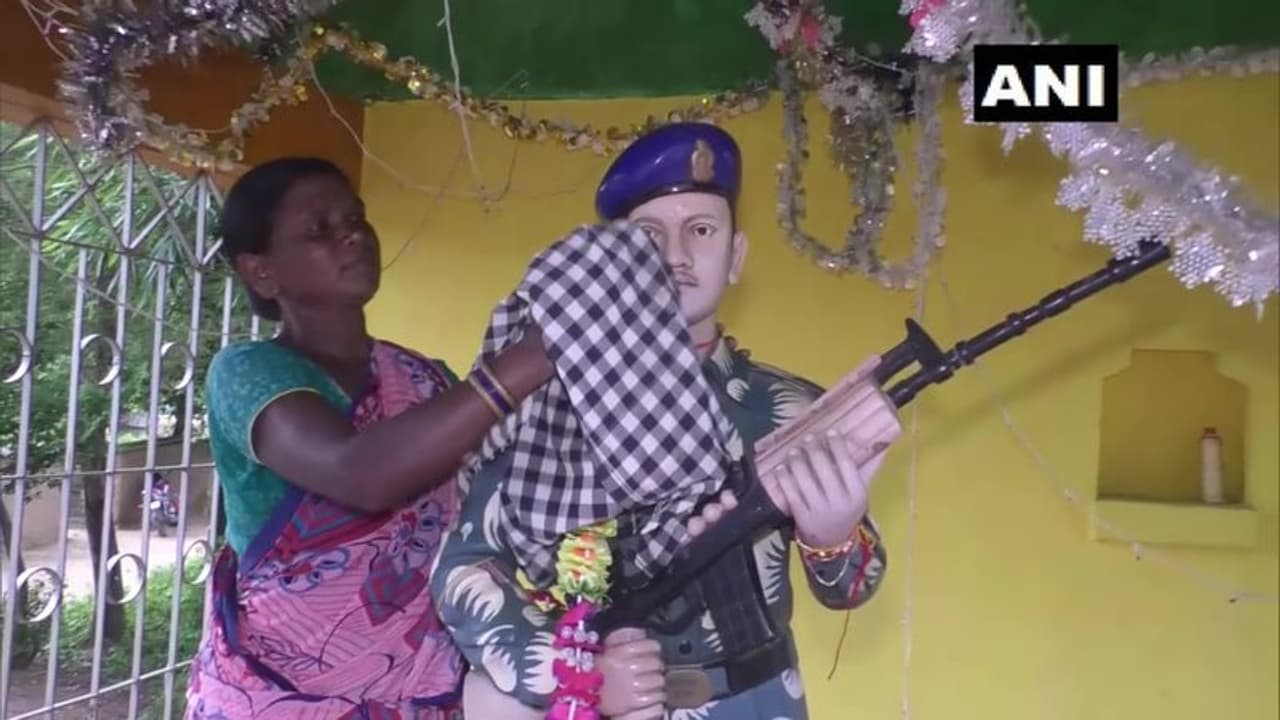 Brave Heart : മാവോയിസ്റ്റ് ആക്രമണത്തില് വീരമൃത്യു വരിച്ച മകന് സ്വന്തമായി സ്മാരകം തീര്ത്ത് അമ്മ! Brave Heart : മാവോയിസ്റ്റ് ആക്രമണത്തില് വീരമൃത്യു വരിച്ച മകന് സ്വന്തമായി സ്മാരകം തീര്ത്ത് അമ്മ!