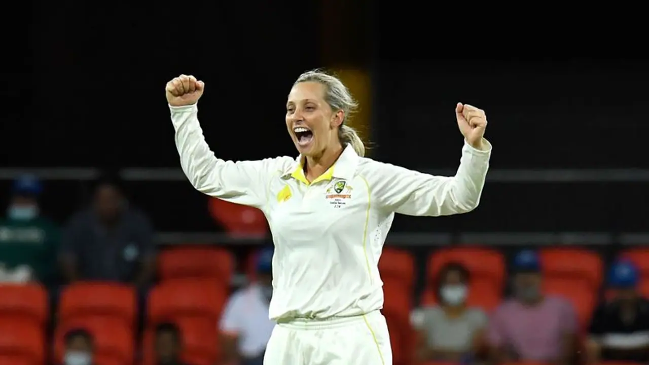 Women's Ashes 2023: రసవత్తరంగా ఉమెన్స్ యాషెస్.. ఇరు జట్లకూ విజయావకాశాలు Women's Ashes 2023: రసవత్తరంగా ఉమెన్స్ యాషెస్.. ఇరు జట్లకూ విజయావకాశాలు