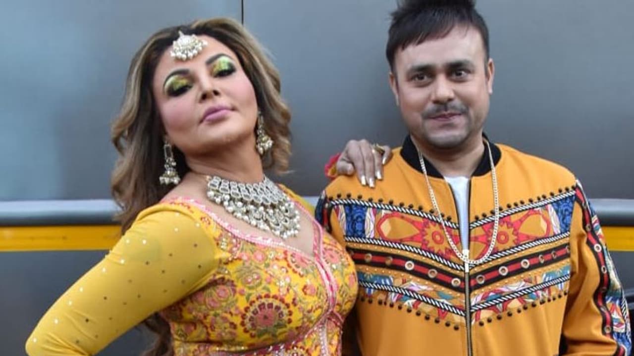 ভ্যালেন্টাইন্স ডে র আগের মুহূর্তেই বিচ্ছেদের খবর, রাখি সাওয়ান্তের জীবনে পালা বদল ভ্যালেন্টাইন্স ডে র আগের মুহূর্তেই বিচ্ছেদের খবর, রাখি সাওয়ান্তের জীবনে পালা বদল